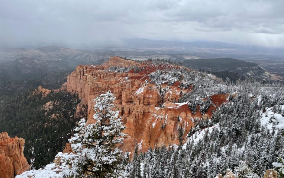 <span id="webp-title-6697-663d1de90fc71" data-webp-id="6697" data-webp-type="title">A nice day in snowy Bryce Canyon</span>